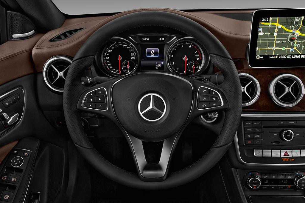Mercedes CLA Coupe (Baujahr 2017) AMG Line 4 Türen Lenkrad