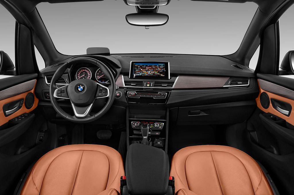 BMW 2 Series Active Tourer (Baujahr 2017) Luxury Line 5 Türen Cockpit und Innenraum