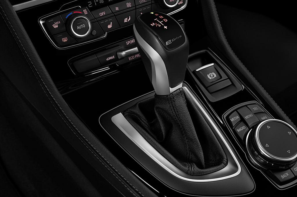 BMW 2 Series Active Tourer (Baujahr 2017) Luxury Line 5 Türen Schalthebel