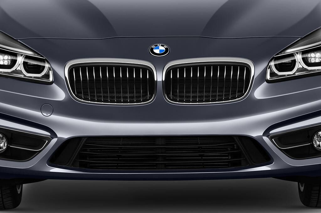 BMW 2 Series Active Tourer (Baujahr 2017) Luxury Line 5 Türen Kühlergrill und Scheinwerfer
