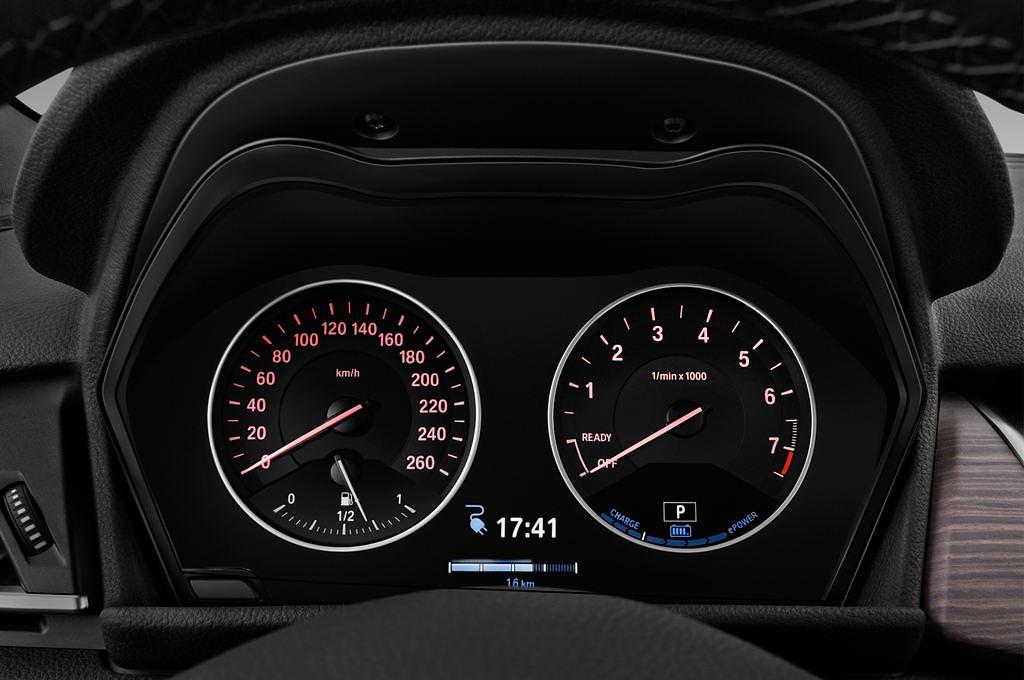 BMW 2 Series Active Tourer (Baujahr 2017) Luxury Line 5 Türen Tacho und Fahrerinstrumente