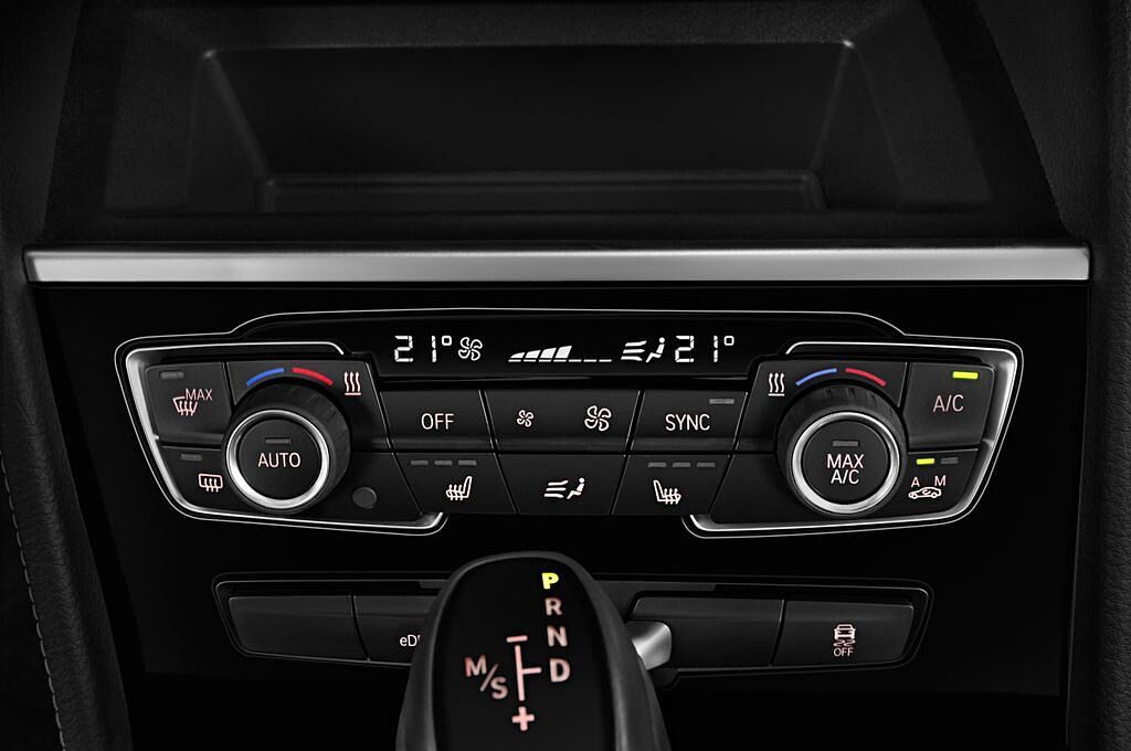 BMW 2 Series Active Tourer (Baujahr 2017) Luxury Line 5 Türen Temperatur und Klimaanlage