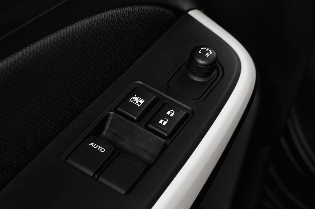 Suzuki Swift (Baujahr 2017) Comfort 5 Türen Bedienungselemente Tür