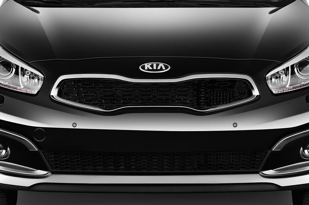 Kia cee'd (Baujahr 2016) Platinum Edition 5 Türen Kühlergrill und Scheinwerfer