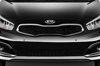 Kia cee'd (Baujahr 2016) Platinum Edition 5 Türen Kühlergrill und Scheinwerfer
