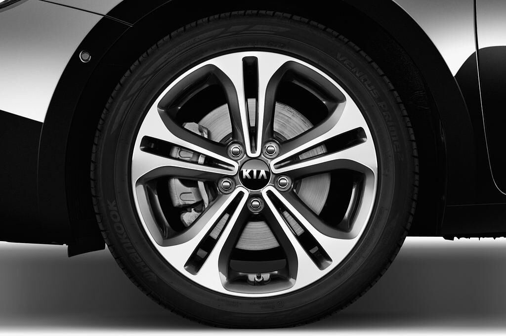 Kia cee'd (Baujahr 2016) Platinum Edition 5 Türen Reifen und Felge