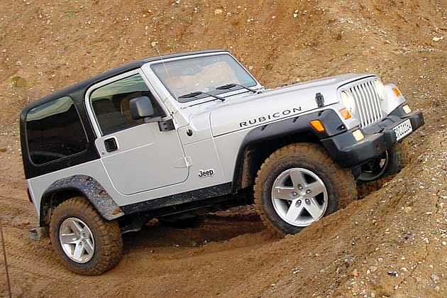 Der Böschungswinkel des Wrangler beträgt vorn 42,5 und hinten 30,5 Grad