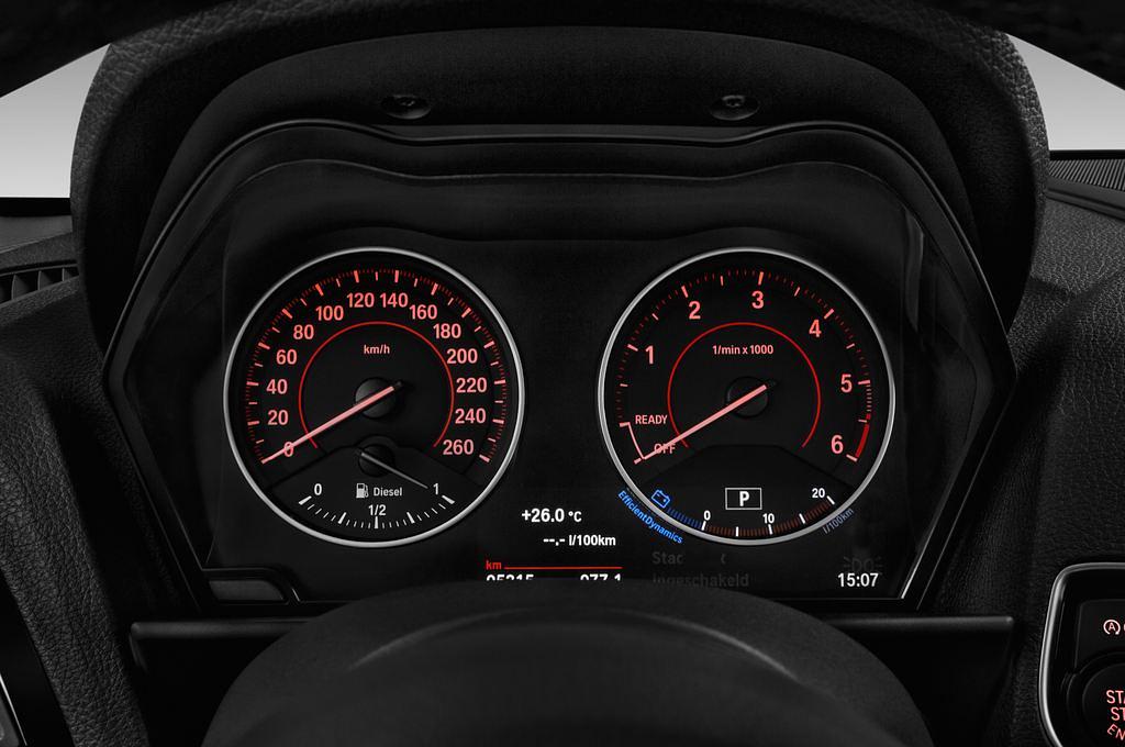 BMW 1 Series (Baujahr 2017) Sport 5 Türen Tacho und Fahrerinstrumente