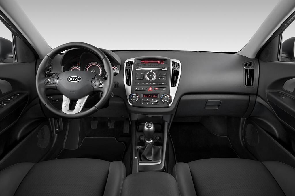 Kia cee'd (Baujahr 2011) Attract 5 Türen Cockpit und Innenraum