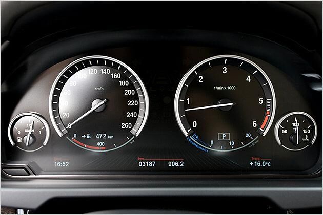 Während im 7er ein multifunktionales Instrumentendisplay zum Einsatz kommt, gibt es im X5 klassische Rundinstrumente