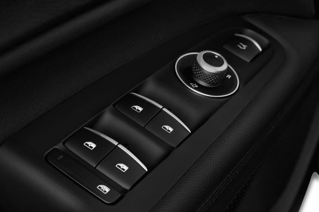 Alfa Romeo Stelvio (Baujahr 2017) - 5 Türen Bedienungselemente Tür