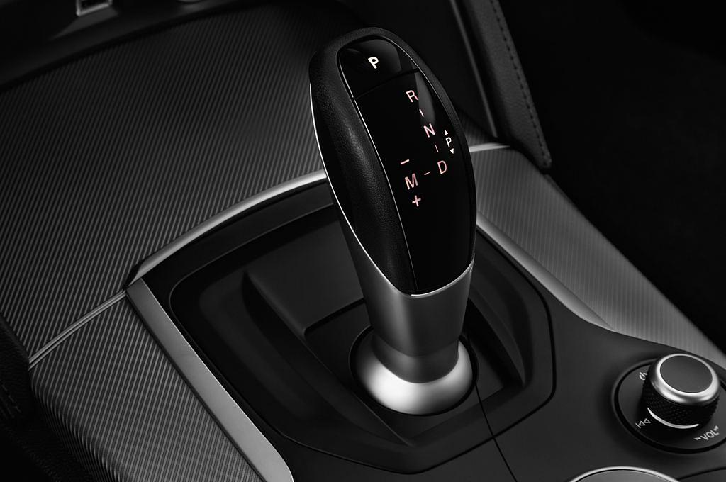 Alfa Romeo Stelvio (Baujahr 2017) - 5 Türen Schalthebel