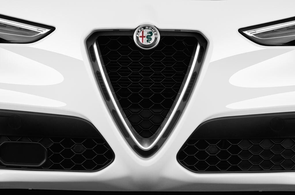 Alfa Romeo Stelvio (Baujahr 2017) - 5 Türen Kühlergrill und Scheinwerfer