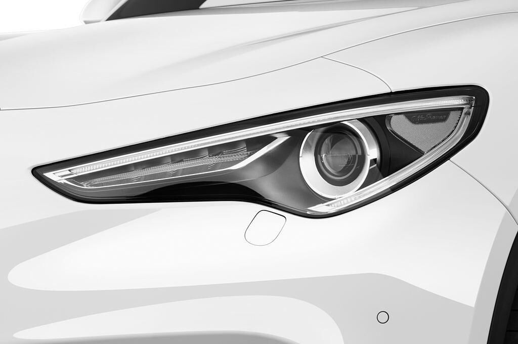 Alfa Romeo Stelvio (Baujahr 2017) - 5 Türen Scheinwerfer