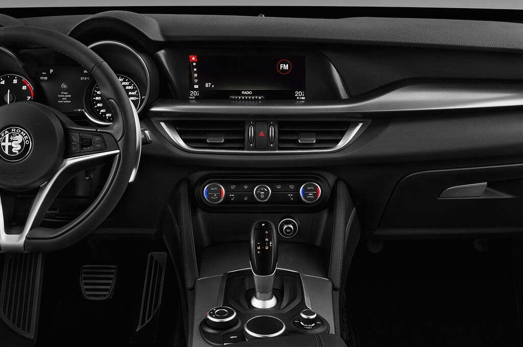 Alfa Romeo Stelvio (Baujahr 2017) - 5 Türen Mittelkonsole