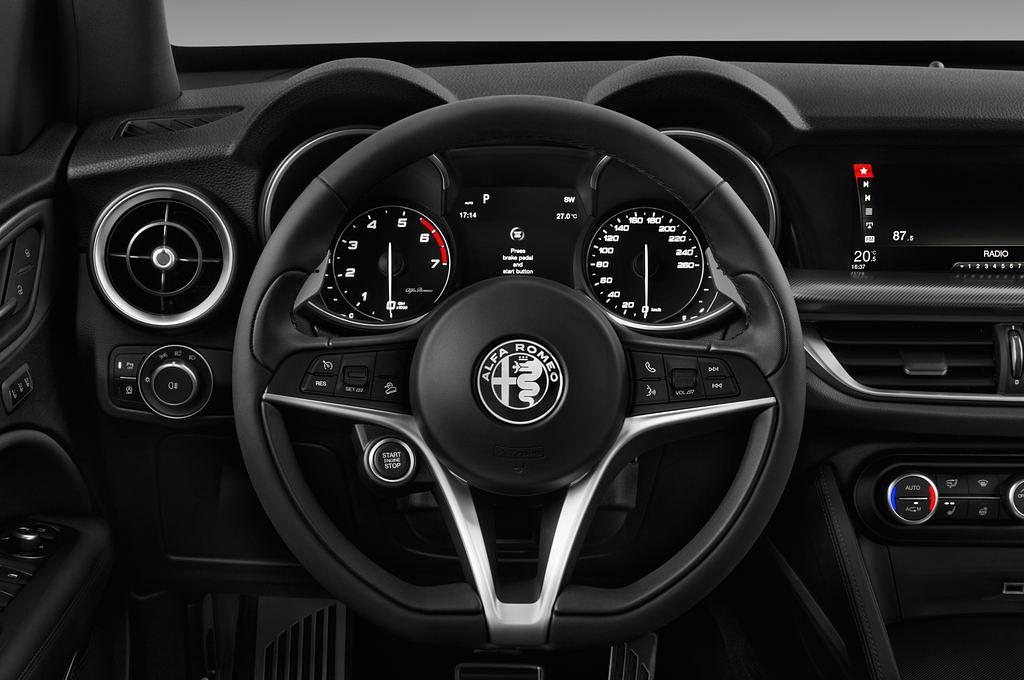 Alfa Romeo Stelvio (Baujahr 2017) - 5 Türen Lenkrad