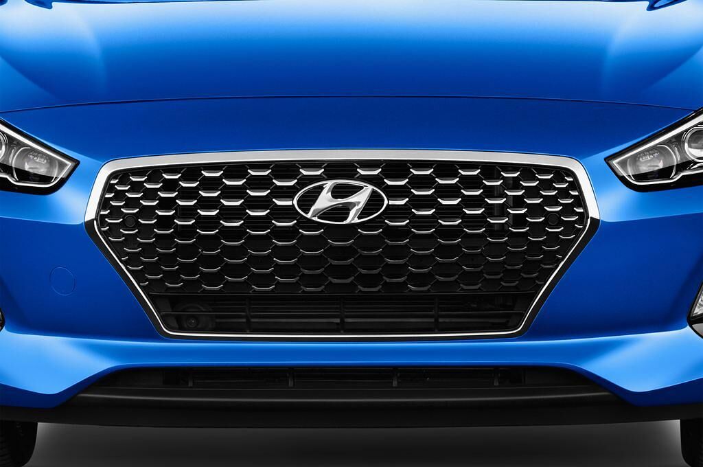 Hyundai i30 Kombi (Baujahr 2017) Premium 5 Türen Kühlergrill und Scheinwerfer