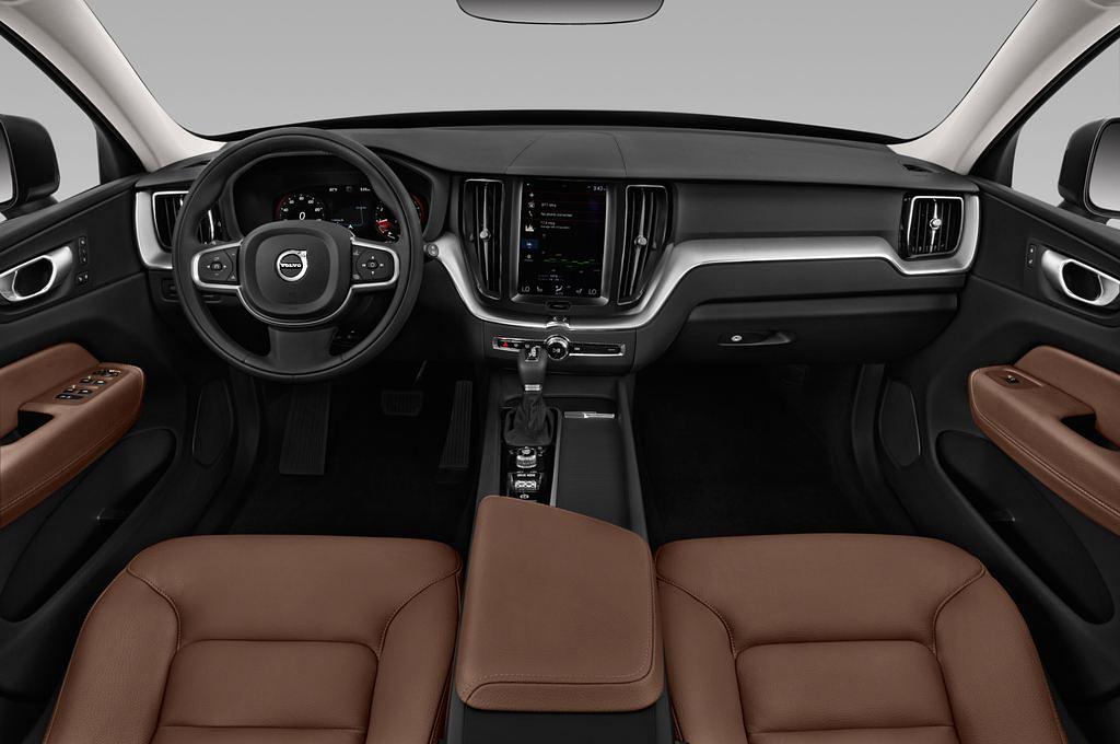 Volvo XC60 (Baujahr 2018) Momentum 5 Türen Cockpit und Innenraum