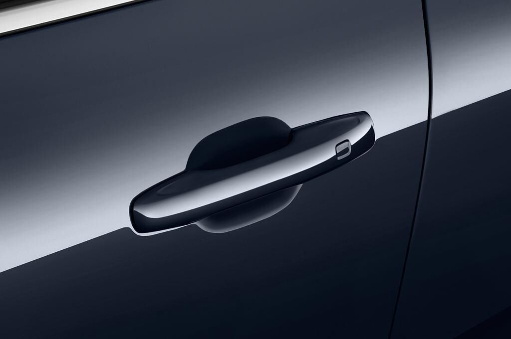 Volvo XC60 (Baujahr 2018) Momentum 5 Türen Türgriff