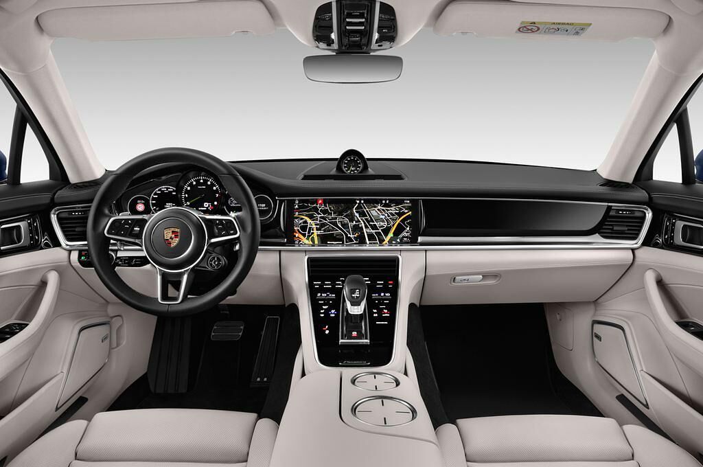 Porsche Panamera (Baujahr 2018) 4 E-Hybrid 4 Türen Cockpit und Innenraum