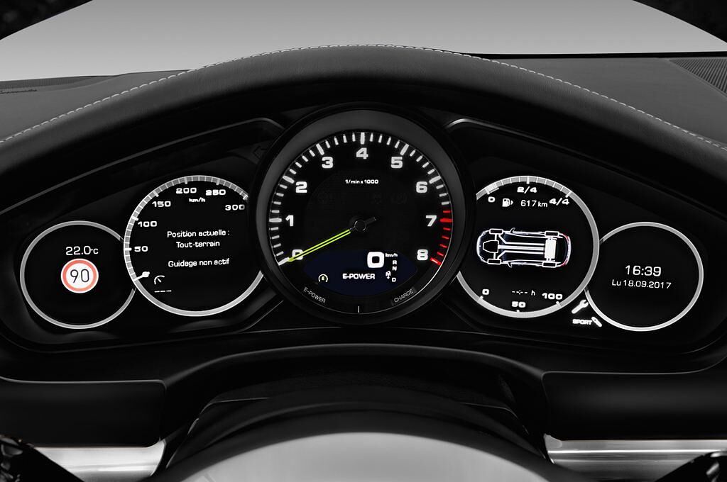 Porsche Panamera (Baujahr 2018) 4 E-Hybrid 4 Türen Tacho und Fahrerinstrumente