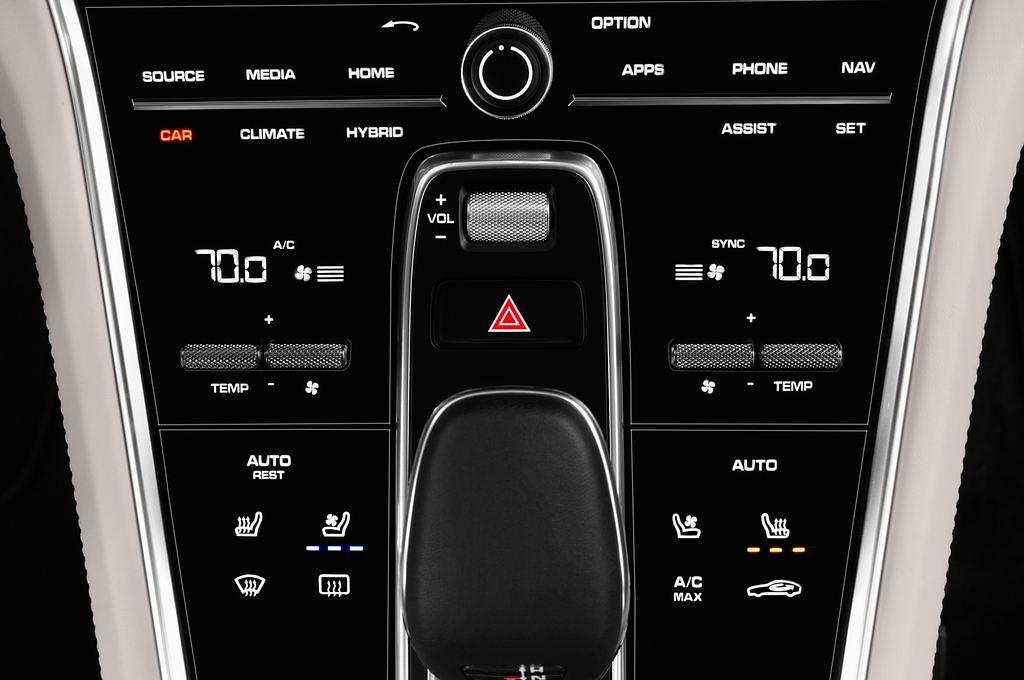 Porsche Panamera (Baujahr 2018) 4 E-Hybrid 4 Türen Temperatur und Klimaanlage