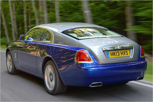 Besonders markant ist die flach nach hinten abfallende Dachlinie