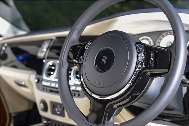 Haptisch tolle Chromknöpfe im Lenkrad, der Kunststoff des Pralltopfs wirkt aber etwas billig (im Bild: Rechtslenker-Version)