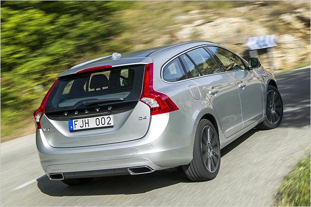 Der V60 lenkt präzise ein und bleibt sauber in der Spur