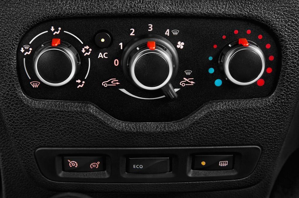 Dacia Dokker (Baujahr 2017) Stepway Celebration 5 Türen Temperatur und Klimaanlage