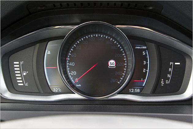 Neu ist die digitale Instrumenteneinheit