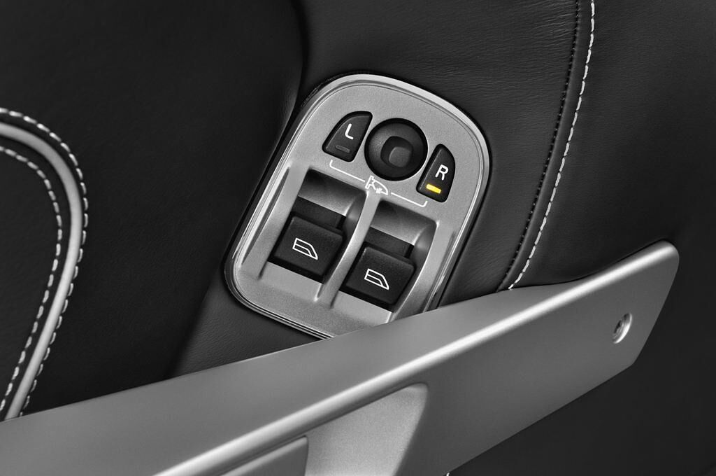 Aston Martin Virage (Baujahr 2012) - 2 Türen Bedienungselemente Tür