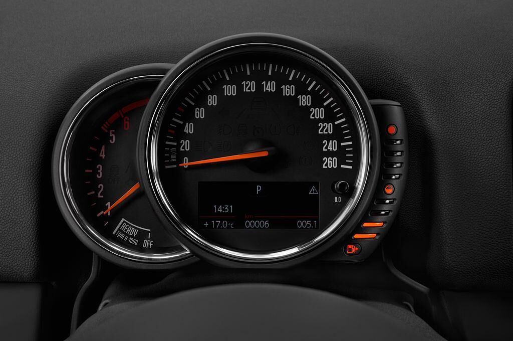 MINI Countryman (Baujahr 2018) Cooper S E 5 Türen Tacho und Fahrerinstrumente