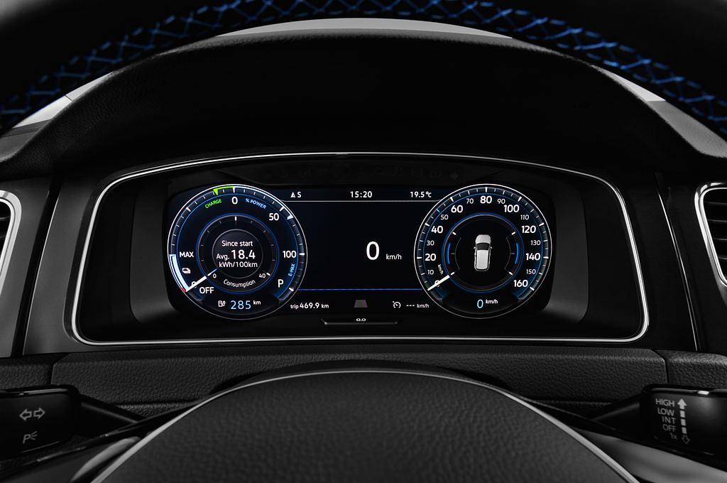 Volkswagen Golf (Baujahr 2017) e 5 Türen Tacho und Fahrerinstrumente