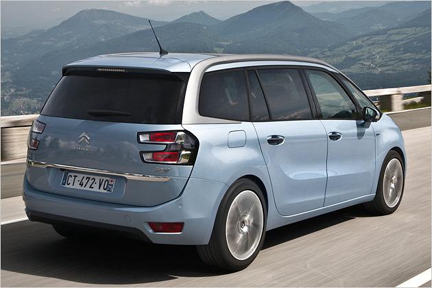 Überhaupt ist das Design eigenwillig. Ein Beispiel ist der andersfarbige Rahmen, der die Seitenfenster einfasst