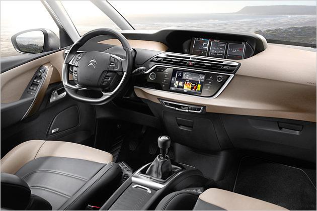 Innenraum à la Technospace: Sehr viel Technik und ungewöhnliche Bedienung