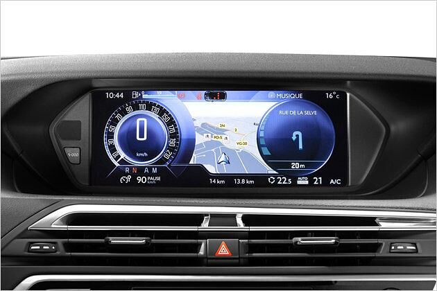 Das große Zwölf-Zoll-Display in der Mitte zeigt links immer die Tacho-Informationen an