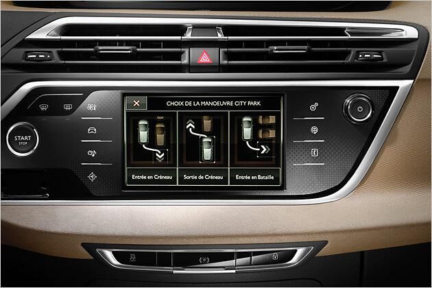 Der Parkassistent beherrscht auch das Herausmanövrieren aus Längsparklücken (Bildmitte)