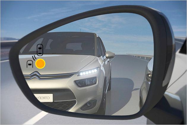 Ein Totwinkelassistent, der optisch vor Kollisionen warnt, ist ebenfalls verfügbar