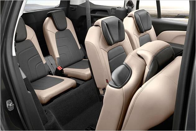 Zum Einstieg in die dritte Sitzreihe wird ein Außensitz nach vorne gefahren