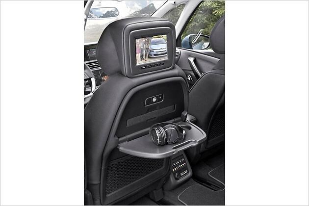 Technospace auch hinten: Monitore in den Kopfstützen gibt es als Zubehör