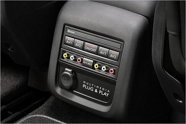 Multimedia-Buchsen im Fond: Jeder darf seinen Player oder seine Konsole anschließen