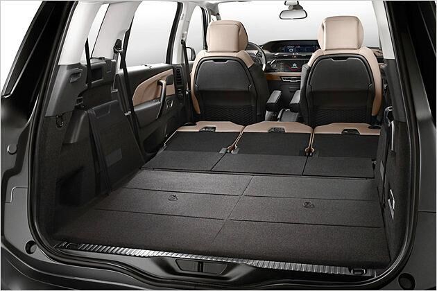 Der Ladeboden wird schön flach. Bis zum Dach beladen, schafft der große Picasso über 1.800 Liter