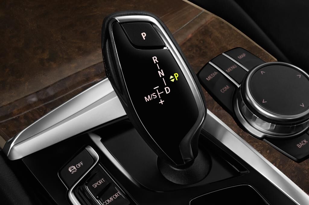 BMW 5 Series (Baujahr 2018) Sport 4 Türen Schalthebel
