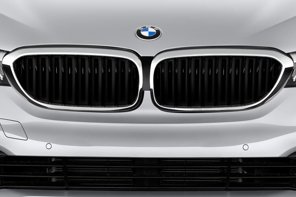 BMW 5 Series (Baujahr 2018) Sport 4 Türen Kühlergrill und Scheinwerfer