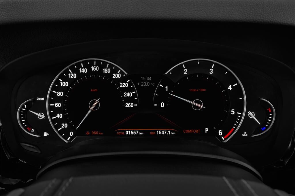 BMW 5 Series (Baujahr 2018) Sport 4 Türen Tacho und Fahrerinstrumente