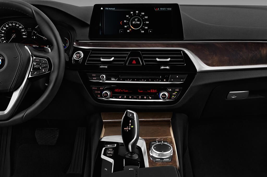 BMW 5 Series (Baujahr 2018) Sport 4 Türen Mittelkonsole