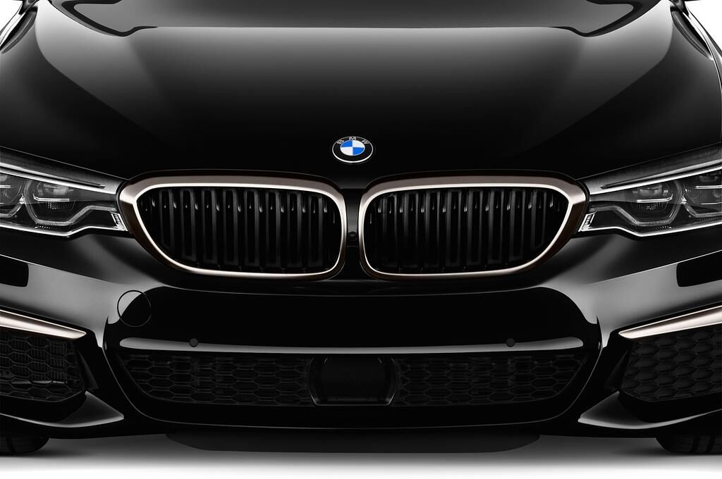 BMW 5 Series (Baujahr 2018) - 4 Türen Kühlergrill und Scheinwerfer