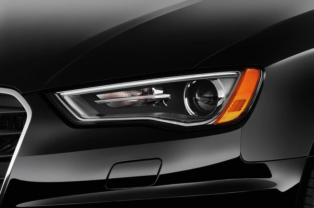 Audi A3 (Baujahr 2015) 1.8 Tfsi S Tronic Attraction 2 Türen Scheinwerfer