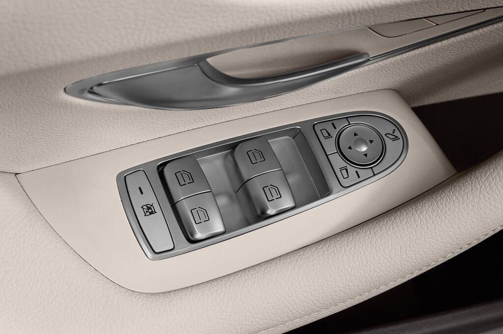 Mercedes E Class (Baujahr 2018) - 2 Türen Bedienungselemente Tür